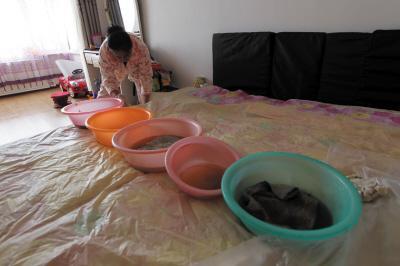 鸡西楼上漏水，住户失联，小区没物管，业主维权难！律师来支招……